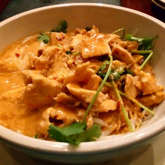 Mee Kah Teeh (Rice Noodle with Red Curry).